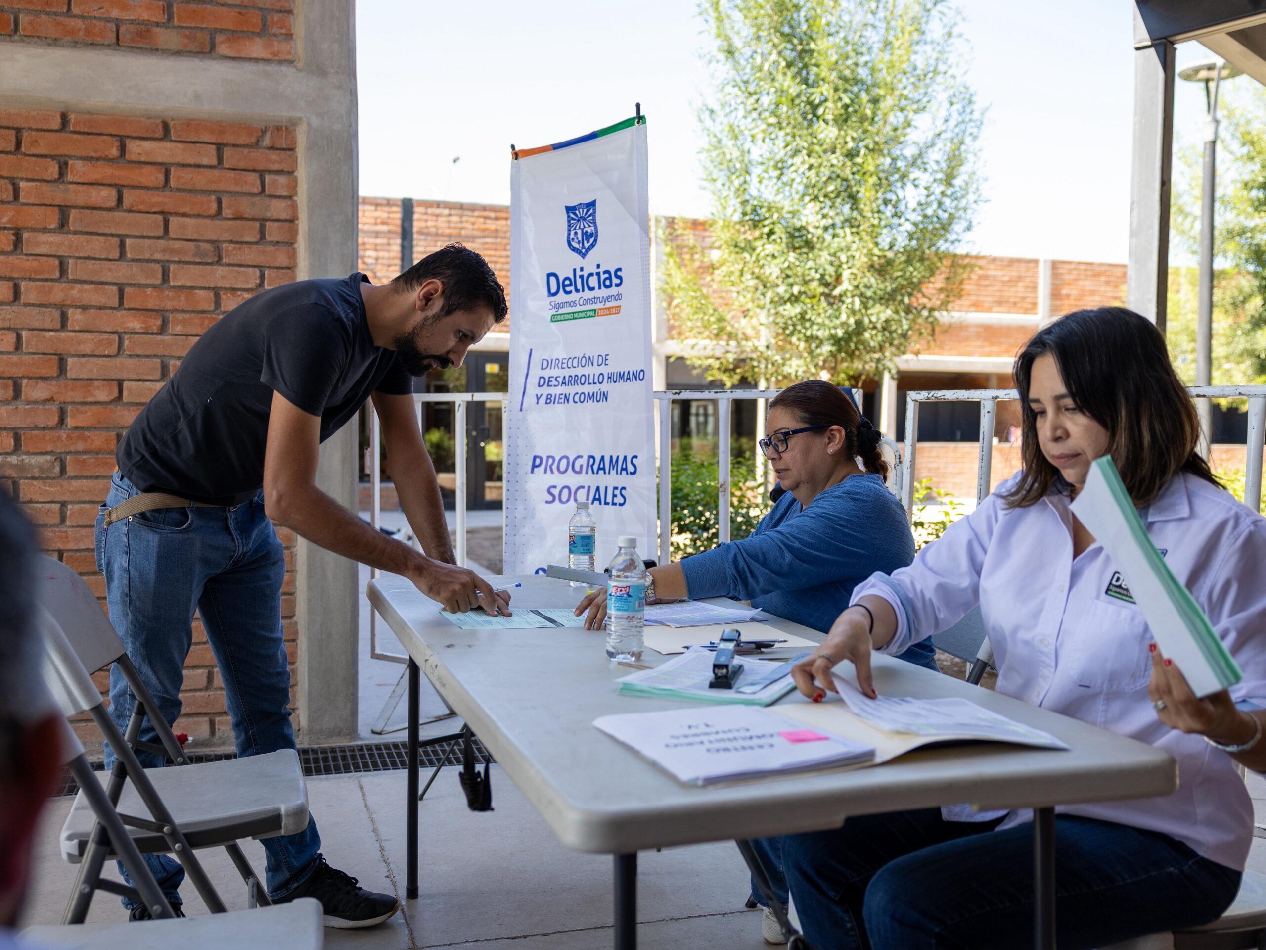 Inician entrega de vales de uniformes y calzado escolar en Delicias