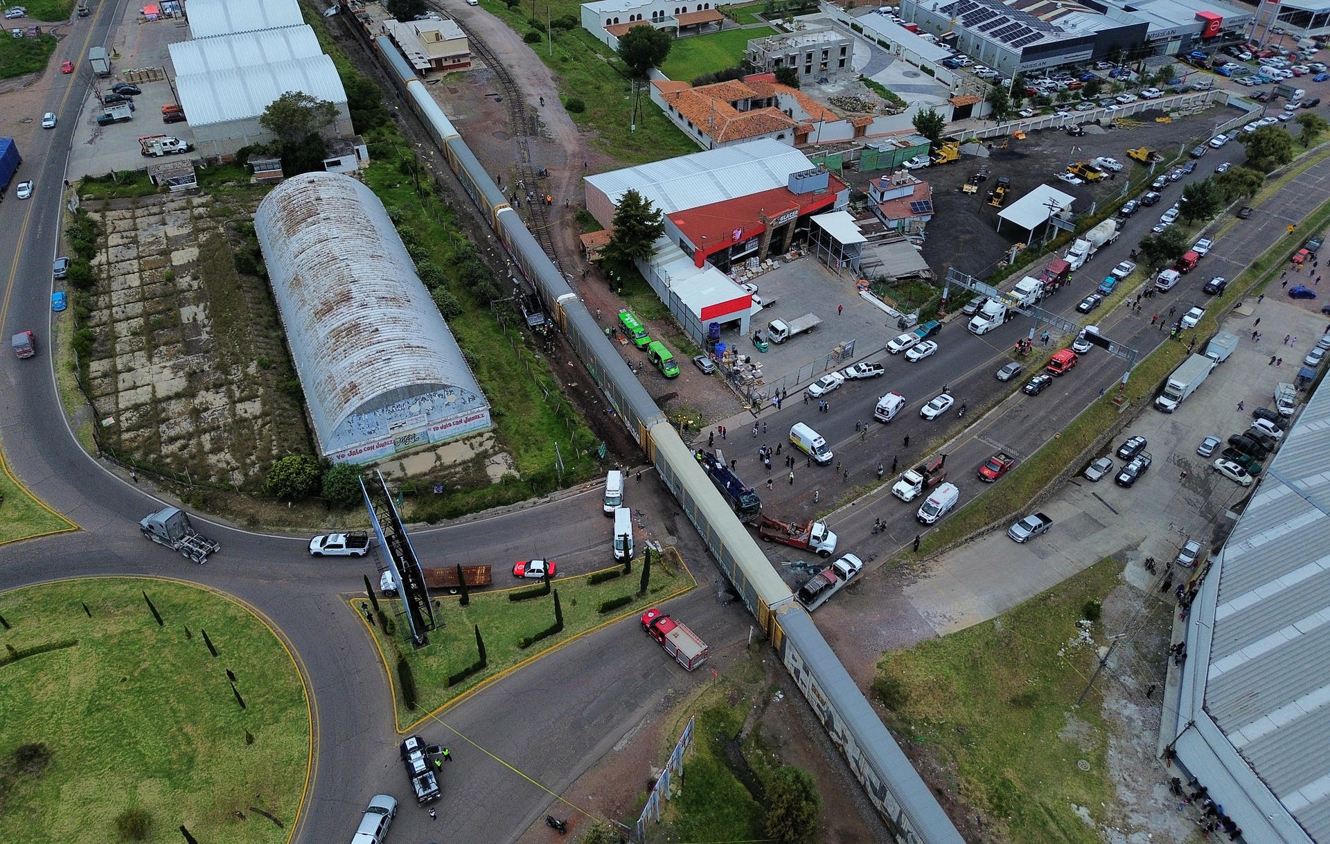 Suben a diez los muertos por el impacto de un tren con autobús en el Estado de México