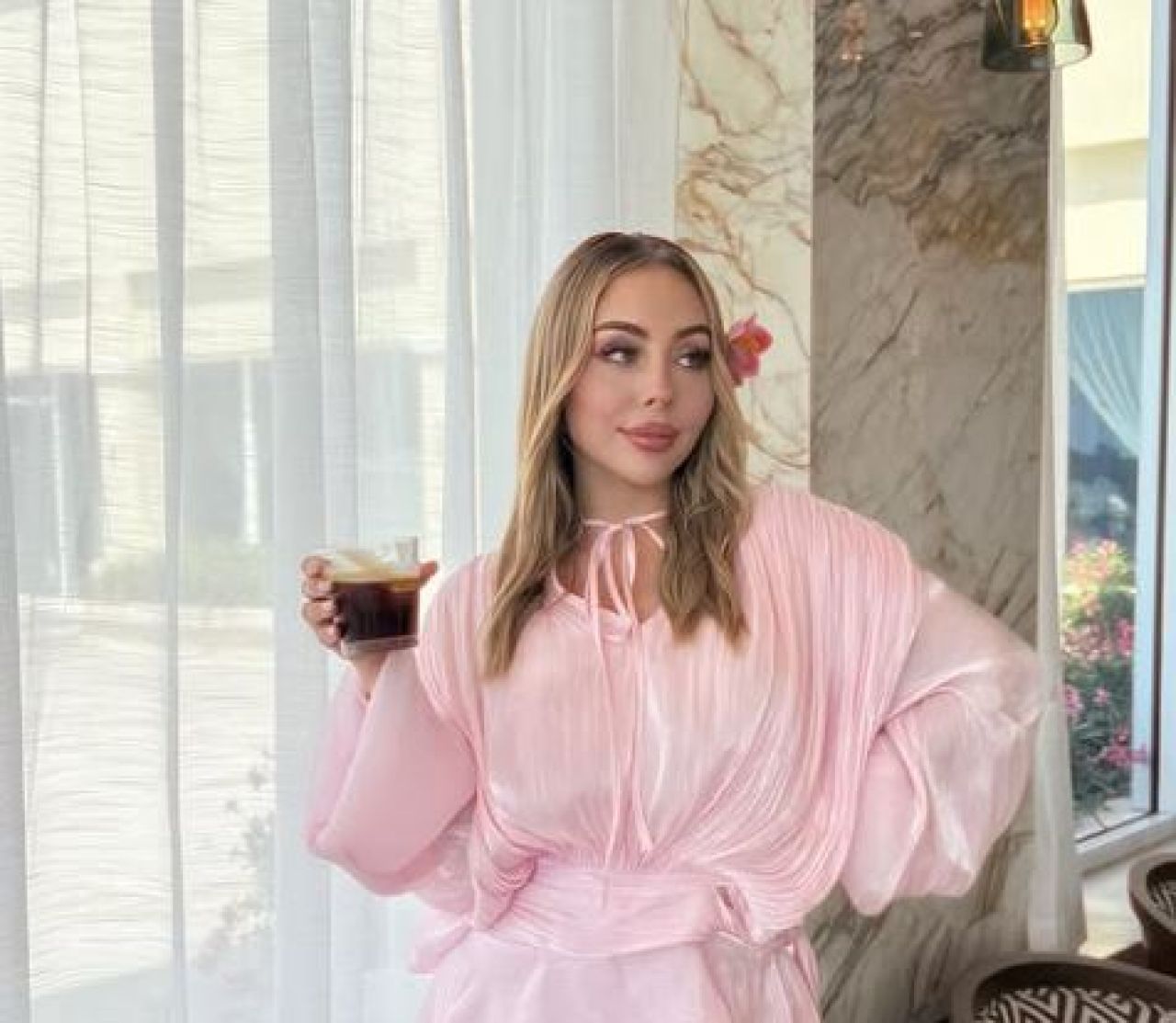 Reaparece Maya Nazor tras cirugía de rodilla