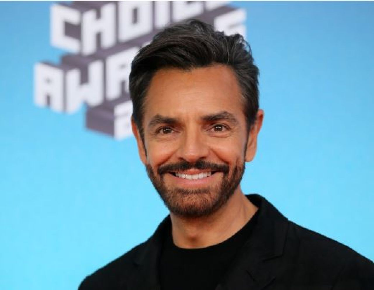 Arremete Eugenio Derbez contra Andy López Beltrán por el costoso viaje a Tokio