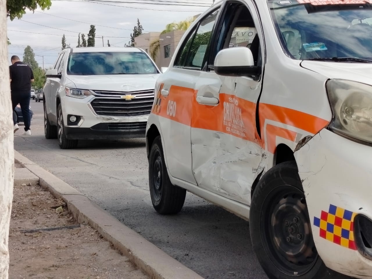 Chocan taxi y camioneta en avenida del Parque y calle 10