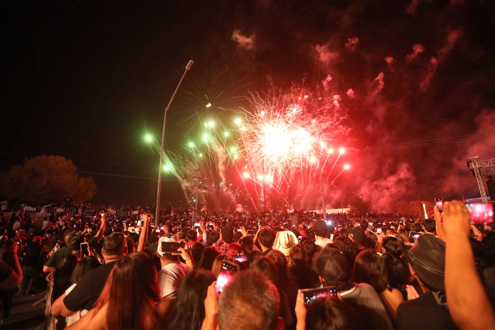 Disfrutan familias espectáculo de drones y pirotecnia