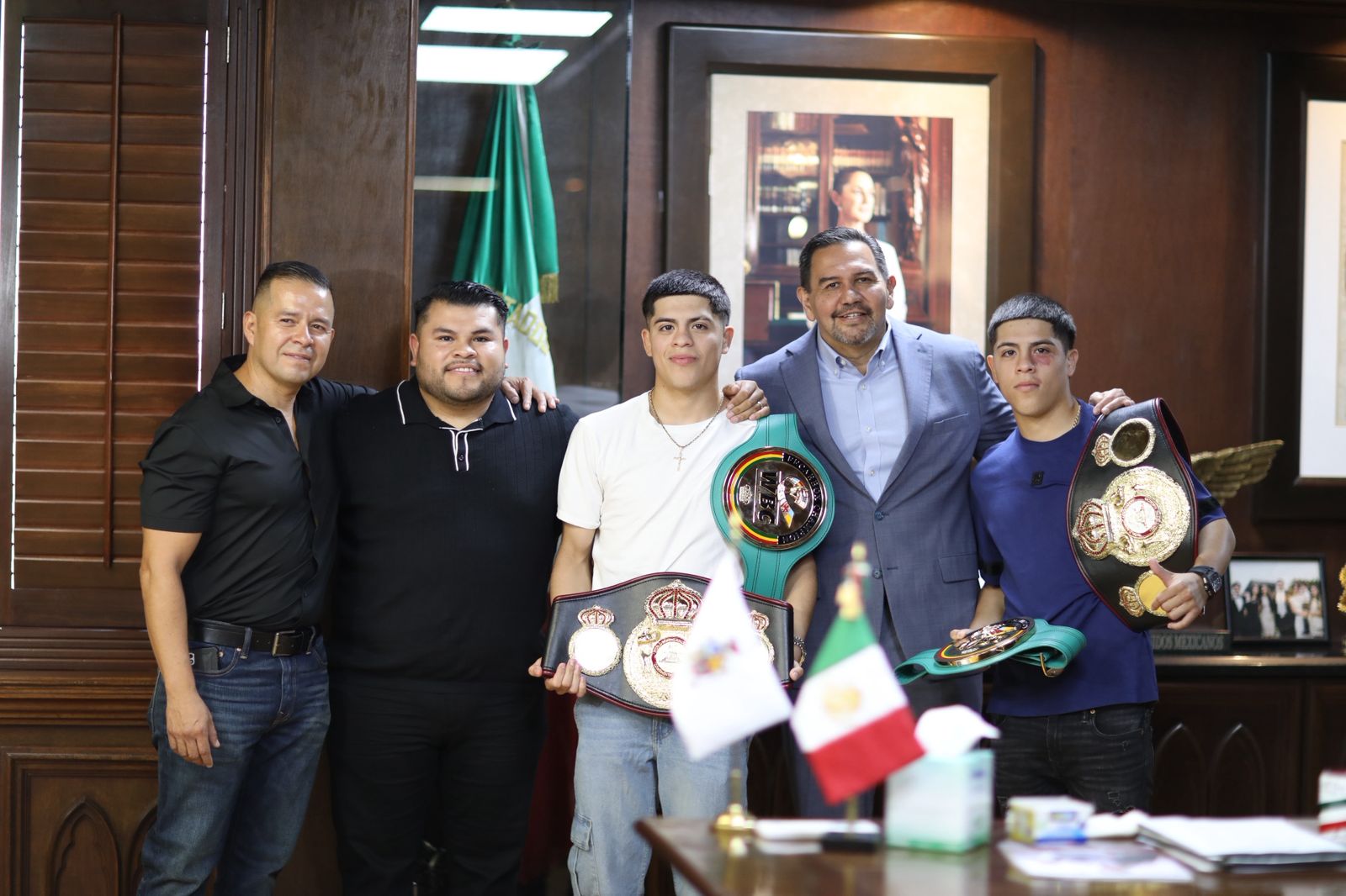 Recibe alcalde visita de campeones de boxeo