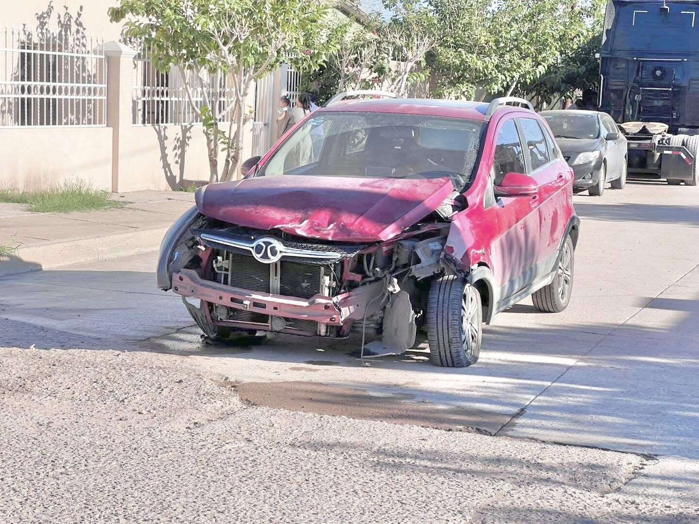Abandona supuesto policía de la AEI auto chocado en Aldama