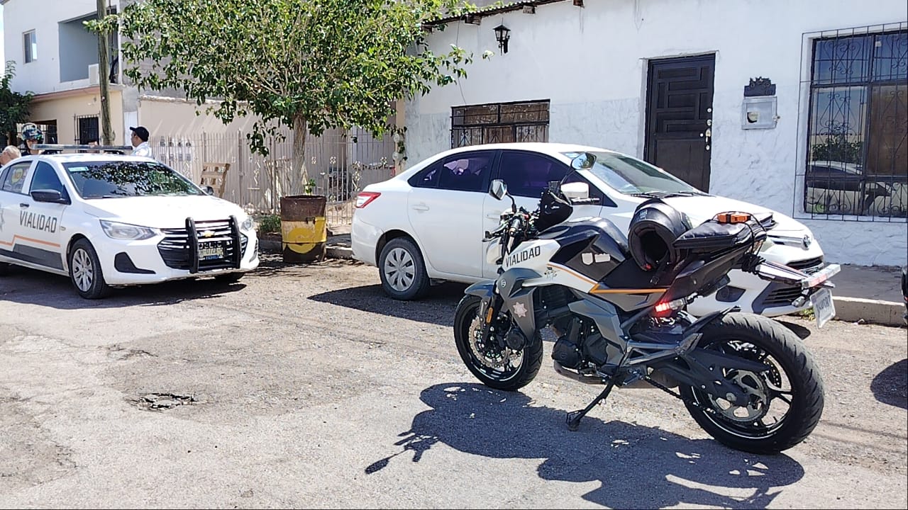 Toyota Yaris provoca choque en en centro de Delicias y se da a la fuga; lo aseguran cuadras más adelante