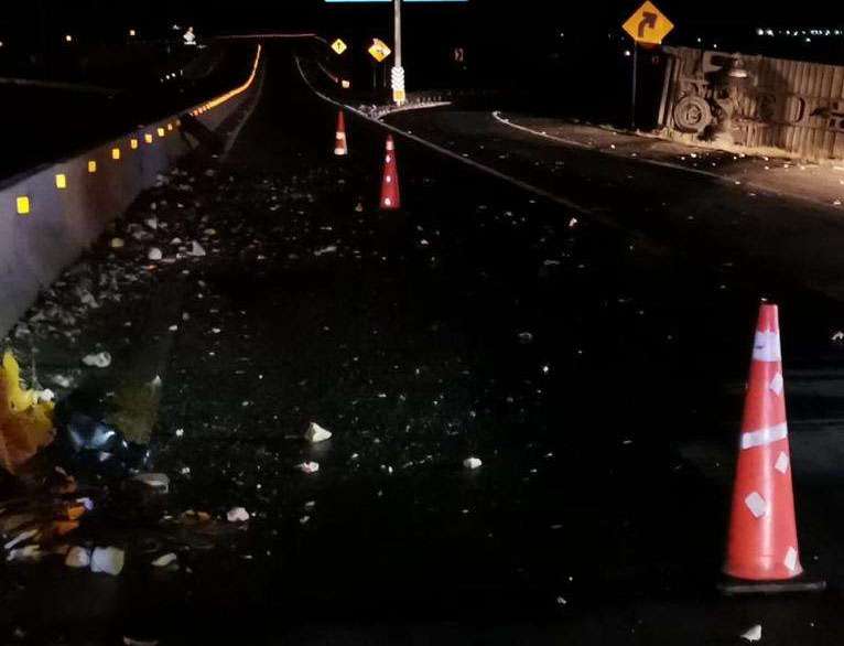 Mueren 2 al chocar tráiler y auto en Libramiento Oriente