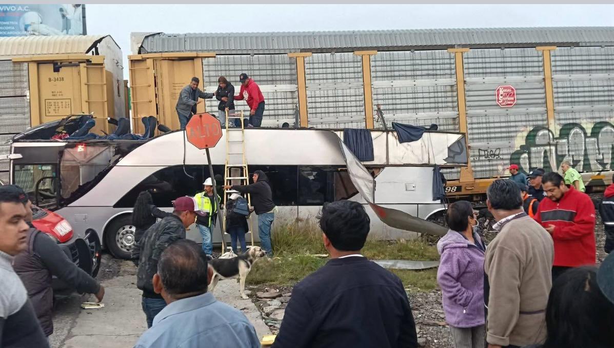 Tren embistió camión de pasajeros, ocho muertos