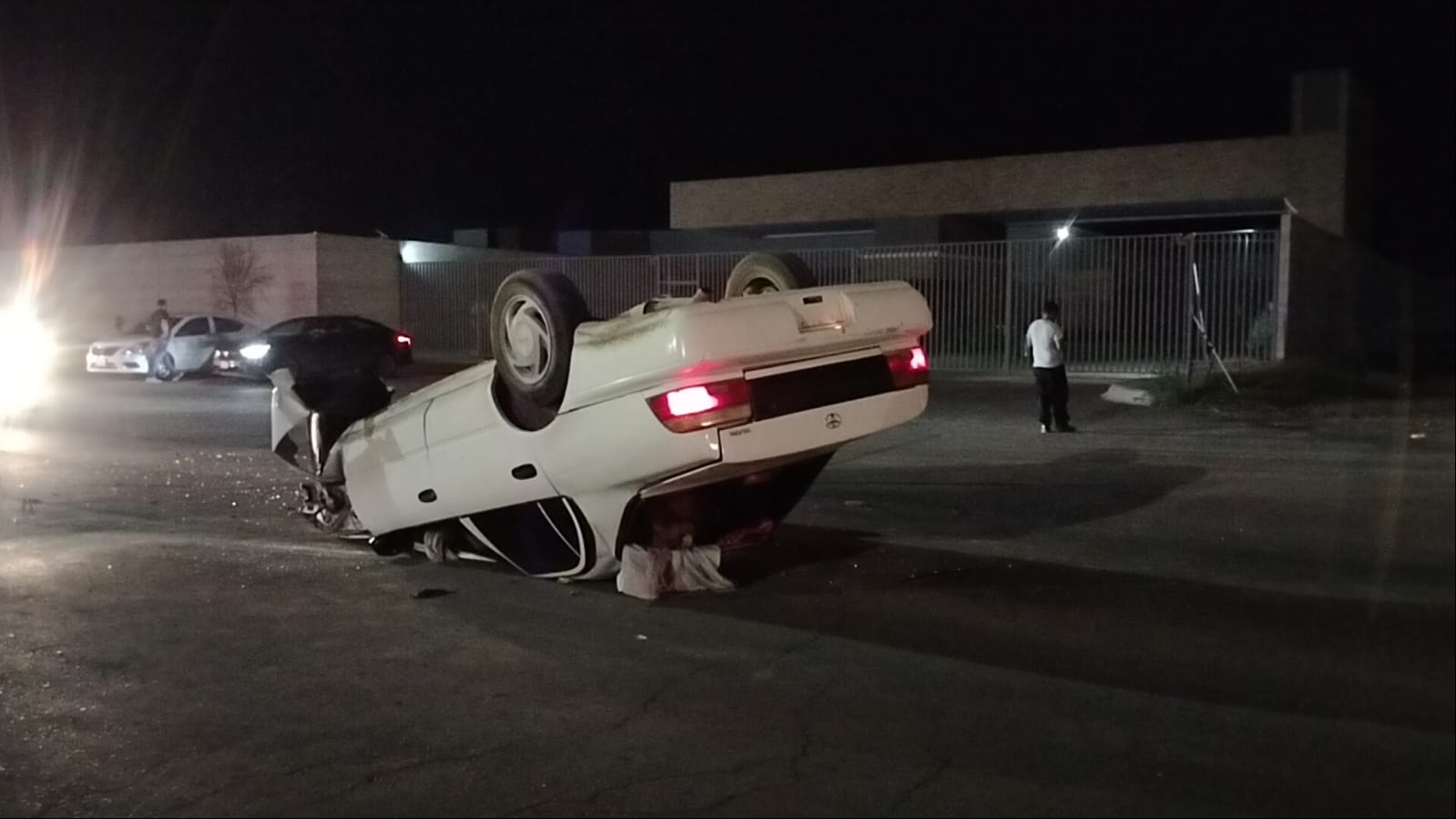 Vehículo termina volcado sobre el toldo en avenida de las Moras
