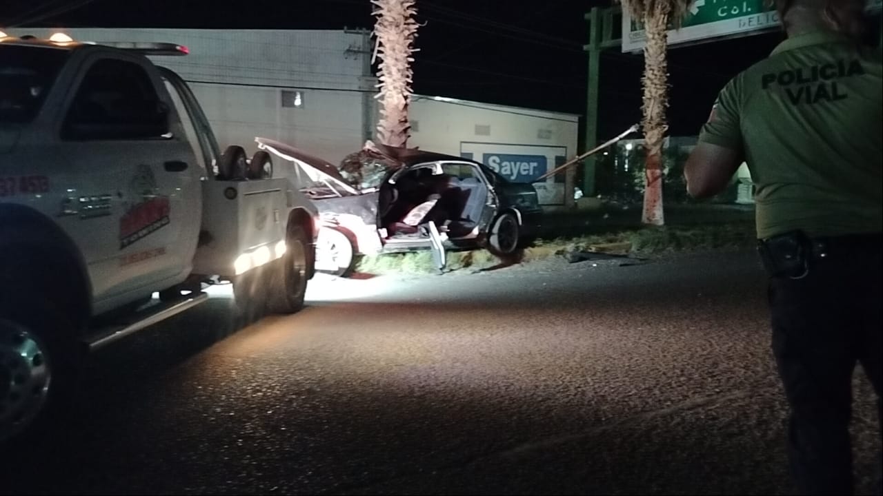 Lesionado grave y atrapado en choque contra poste en Calzada del Charro