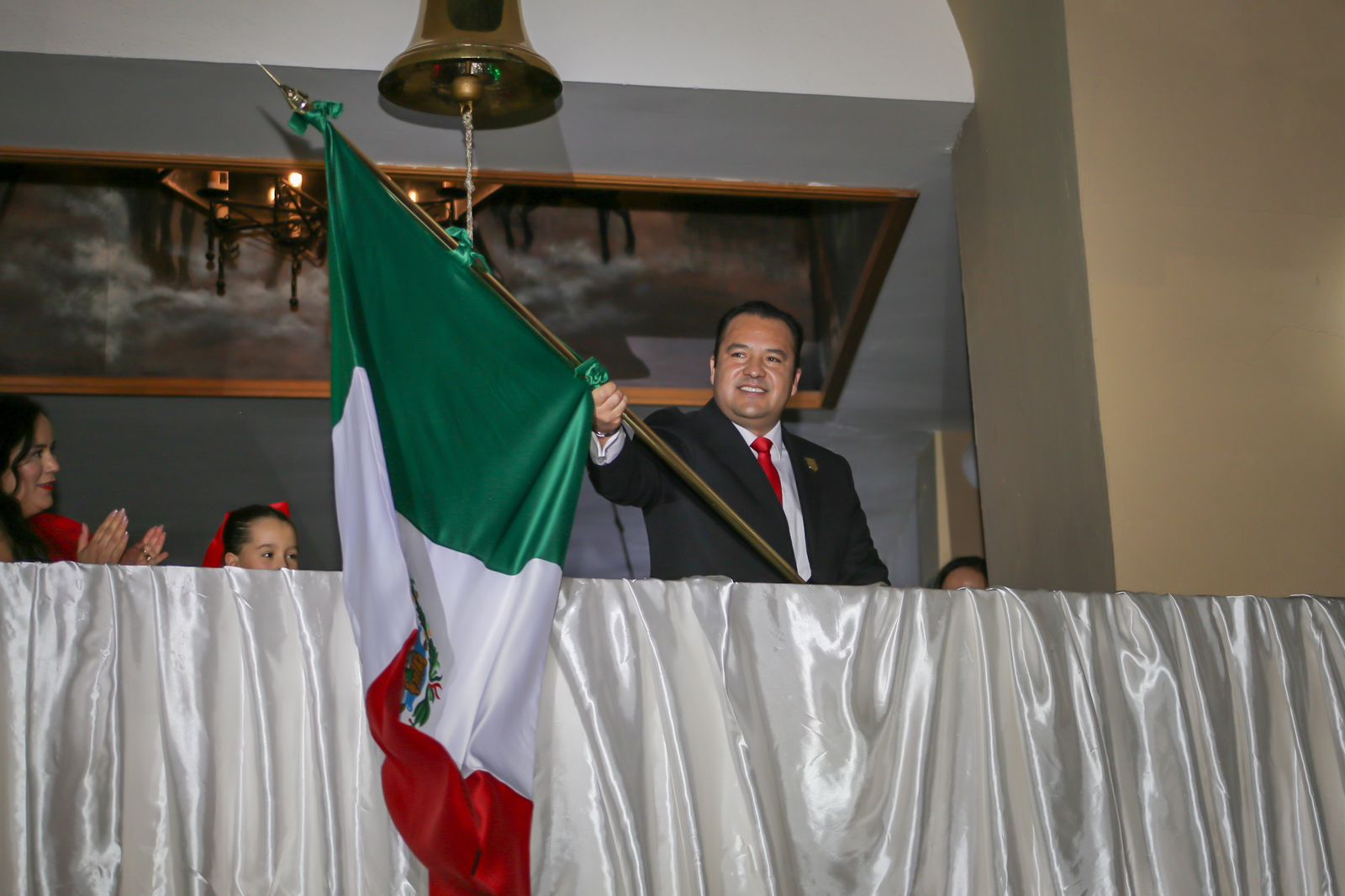 Encabeza Valenciano con orgullo el Grito de Independencia en Delicias