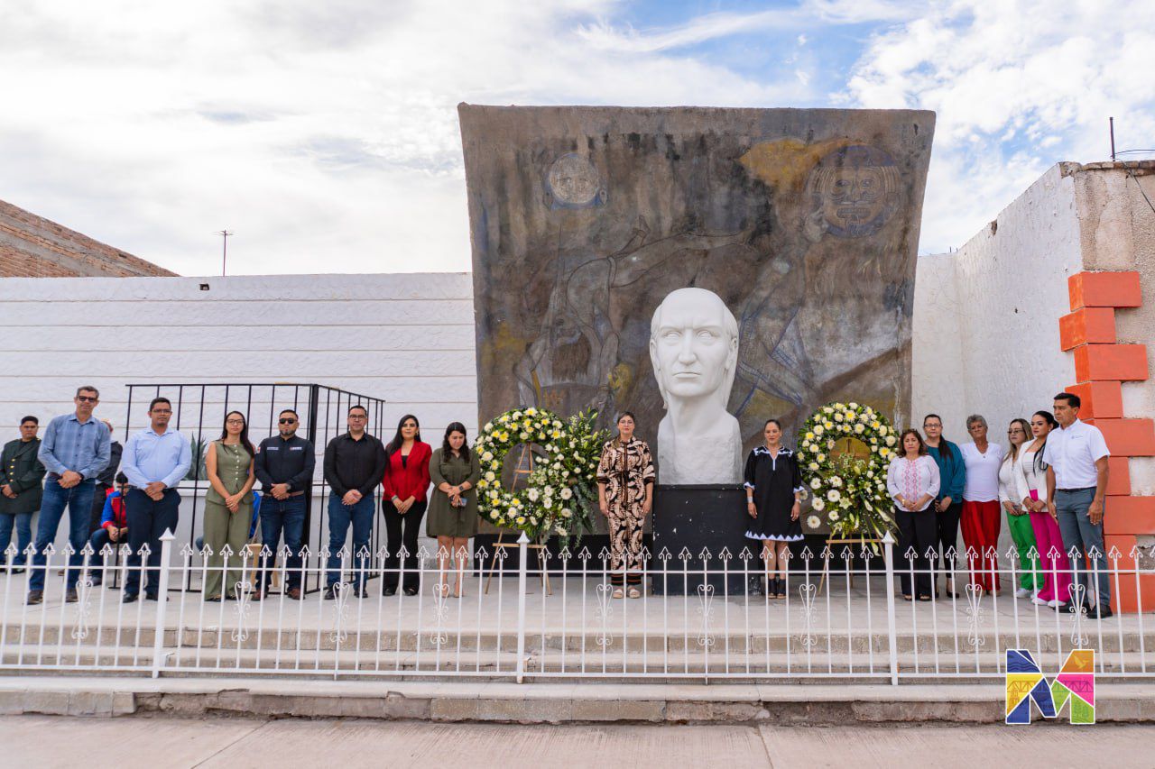Encabezan Miriam Soto y funcionarios Guardia de Honor en Monumento a Hidalgo