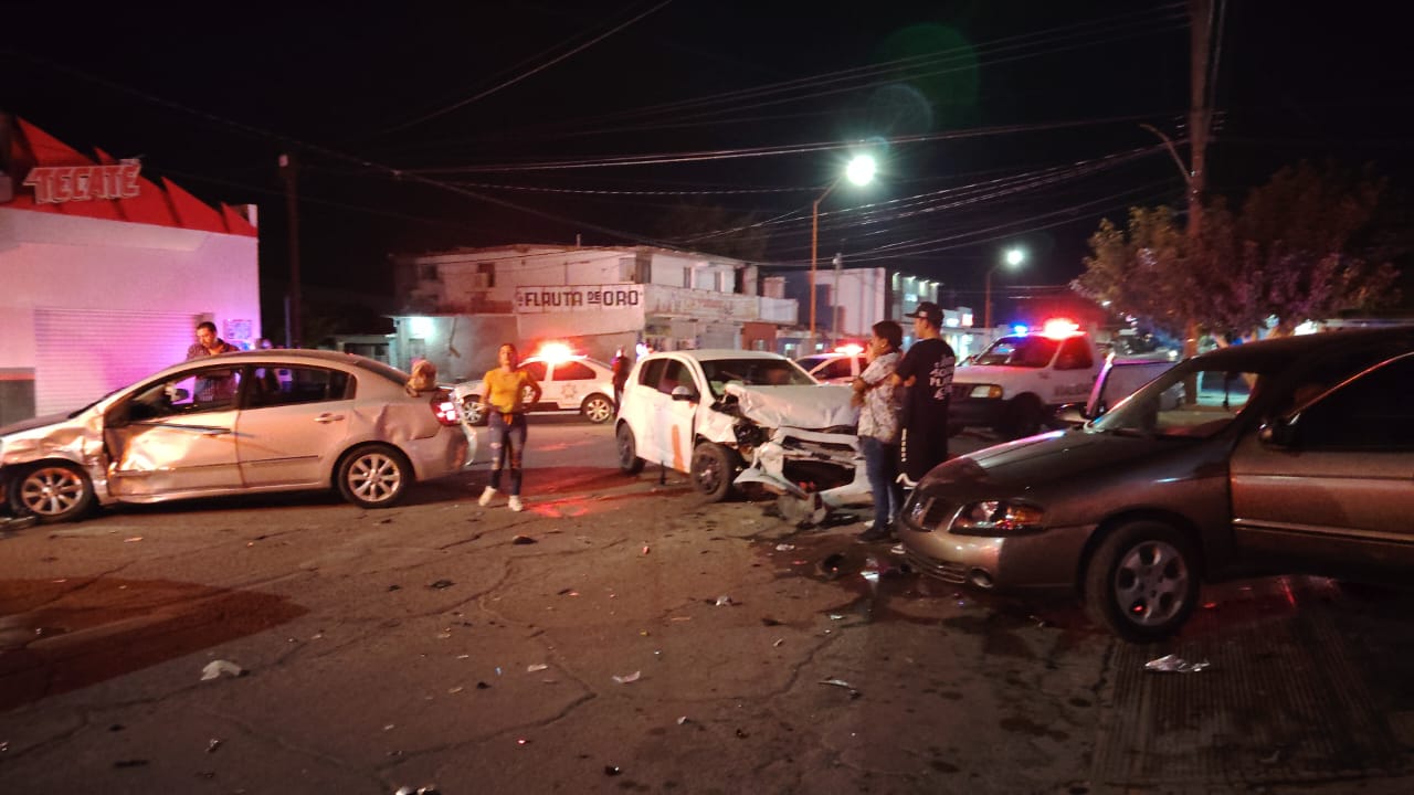 Aparatoso choque entre tres vehículos en el sector poniente dejó daños por 100 mil pesos