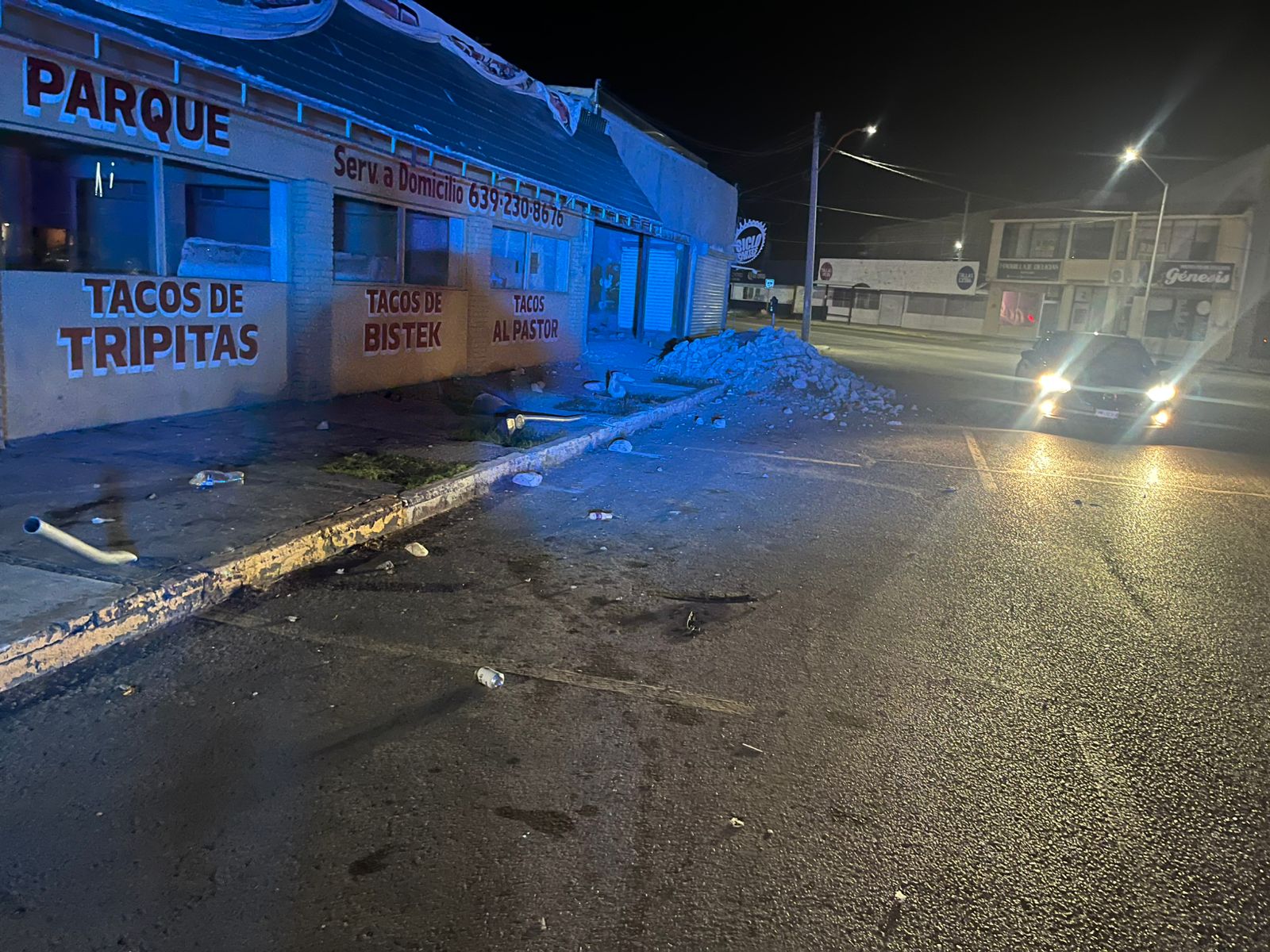 Auto chocó estacionómetros en el Círculo de la Plaza Carranza; daños por 60 mil pesos