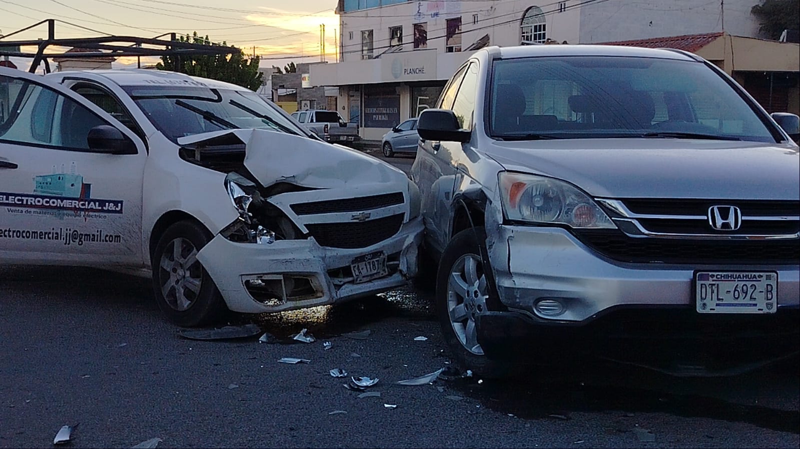 Fuerte choque entre camionetas en cruce de calle Cuarta y Río Chuvíscar sur