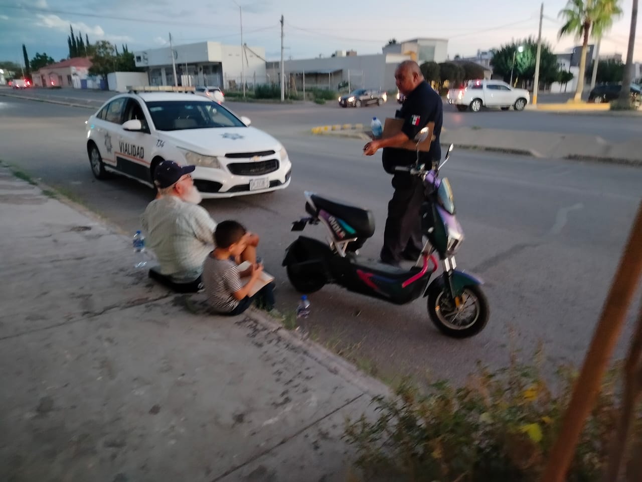 Motociclista adulto mayor resulta lesionado en choque sobre el boulevard CONAI