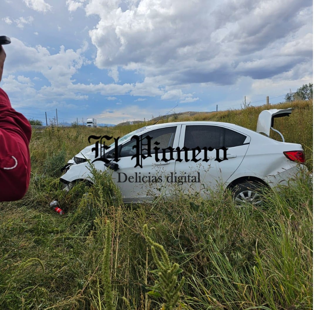 Salida de camino deja lesionados y daños materiales en la carretera rumbo a Chihuahua