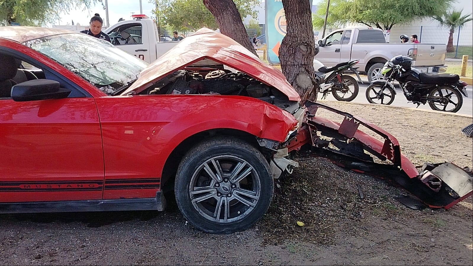 Exceso de velocidad y omisión de alto provocaron choque en el sector sur; daños por 100 mil.pesos