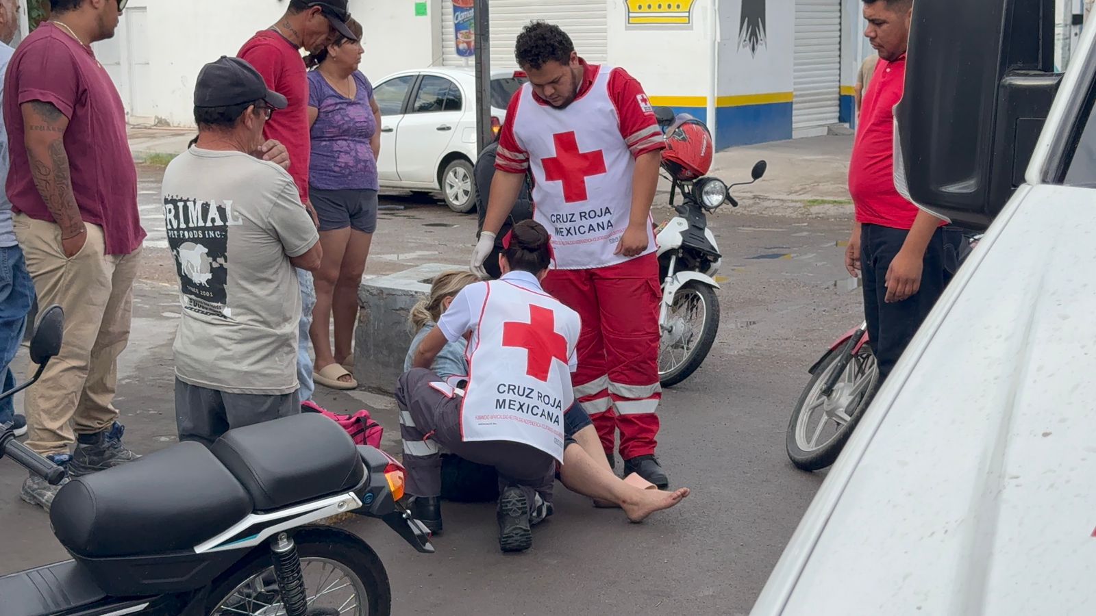 Mujer lesionada y daños por 4 mil pesos en choque entre jeep y motoneta