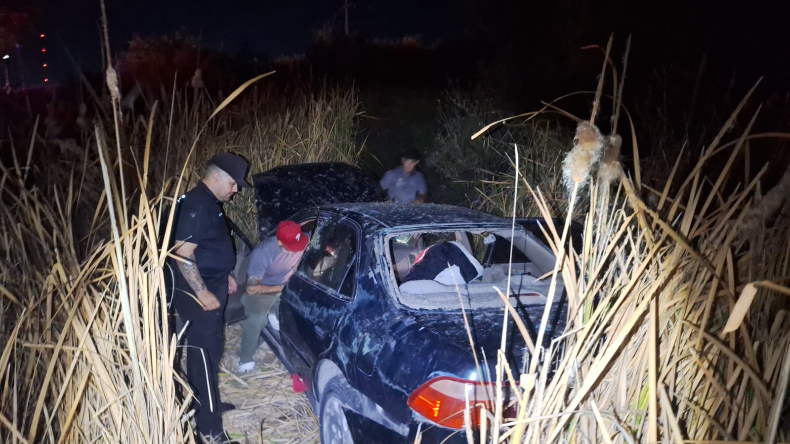Vialidad y URGE de Rosales atendieron volcadura en la carretera Delicias-Rosales