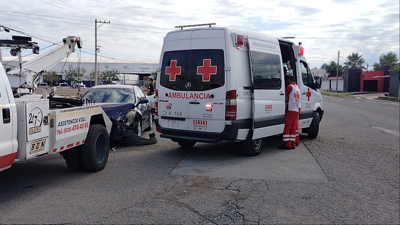 Choque entre dos vehículos en Calzada del Charro dejó daños por 50 mil pesos