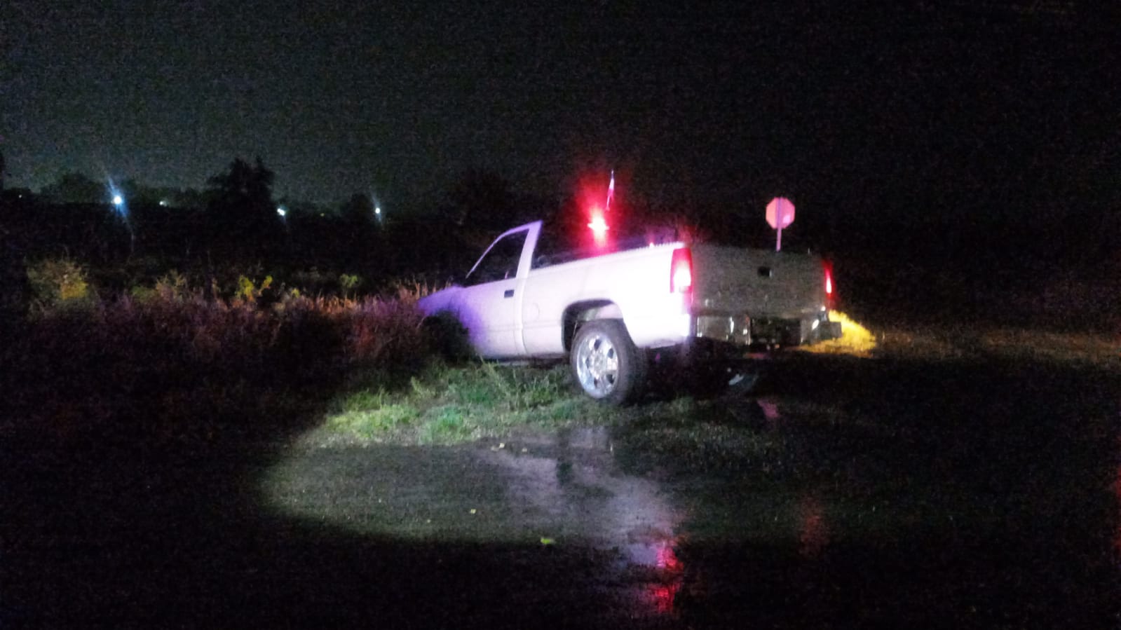 Conductor perdió el control y salió del camino en la carretera Delicias-Rosales