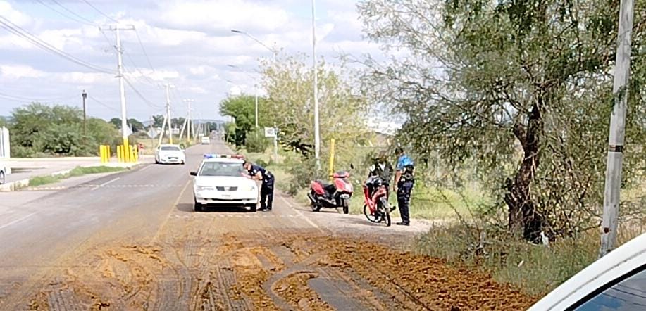 Mujer derrapa en motoneta sobre avenida de Las Moras, camión habia tirado silo; cerraron vialidad
