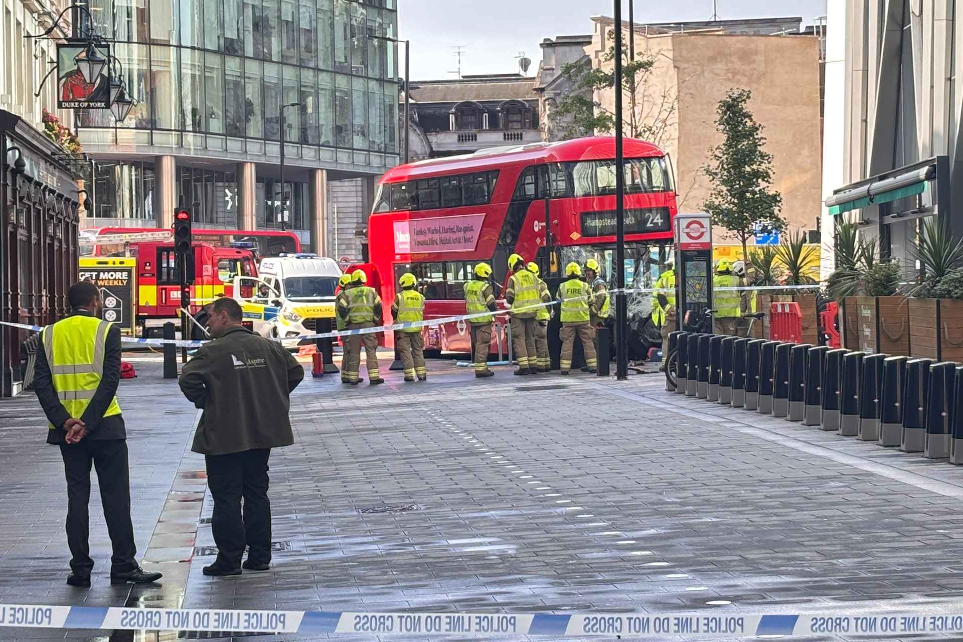 Atropellamiento masivo en Londres ocasionado por un autobús rojo; así ocurrió