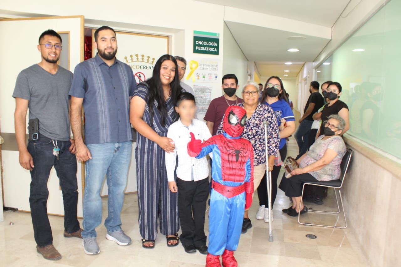 Vence cáncer niño de 5 años y toca campana en IMSS Chihuahua