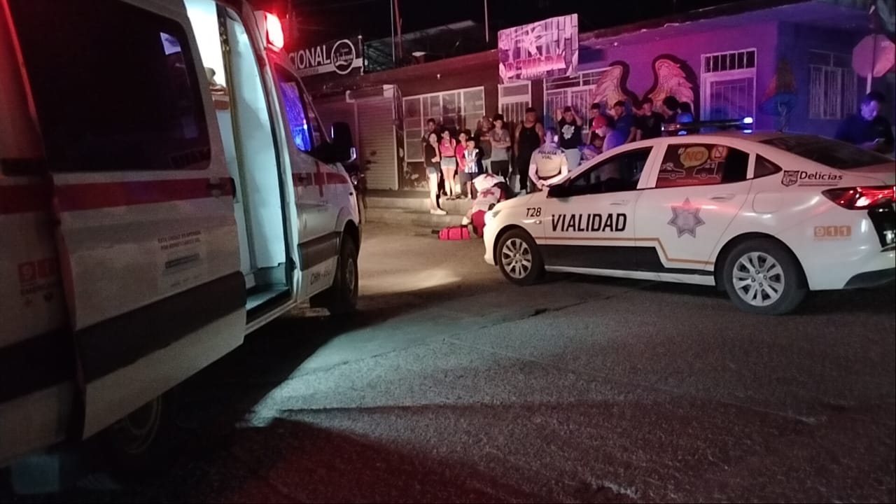 Dos menores lesionados en choque de moto y Jetta en el sector sur de Delicias
