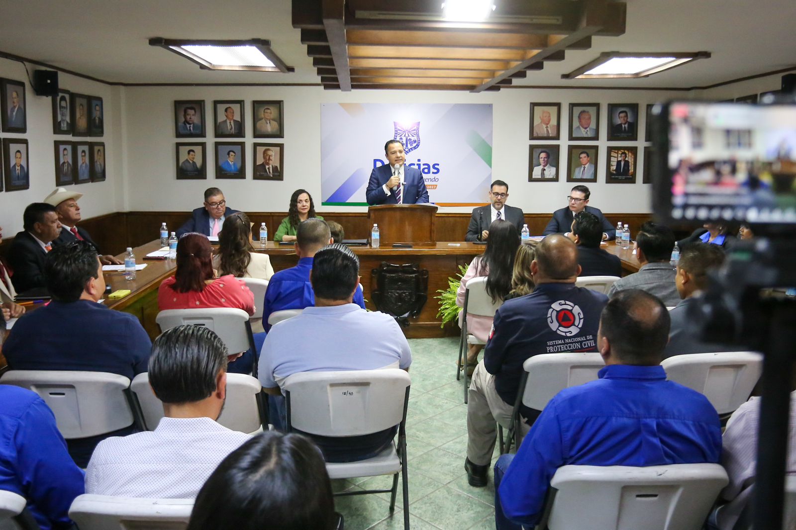 Impulsa Valenciano pavimentación, cohesión social y derrama económica; entrega su informe al Cabildo