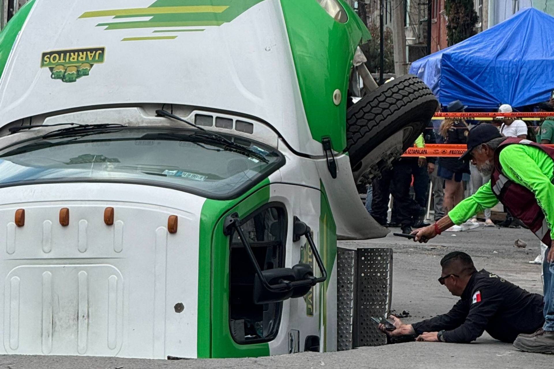 Camión repartidor de refrescos es ‘devorado’ por socavón