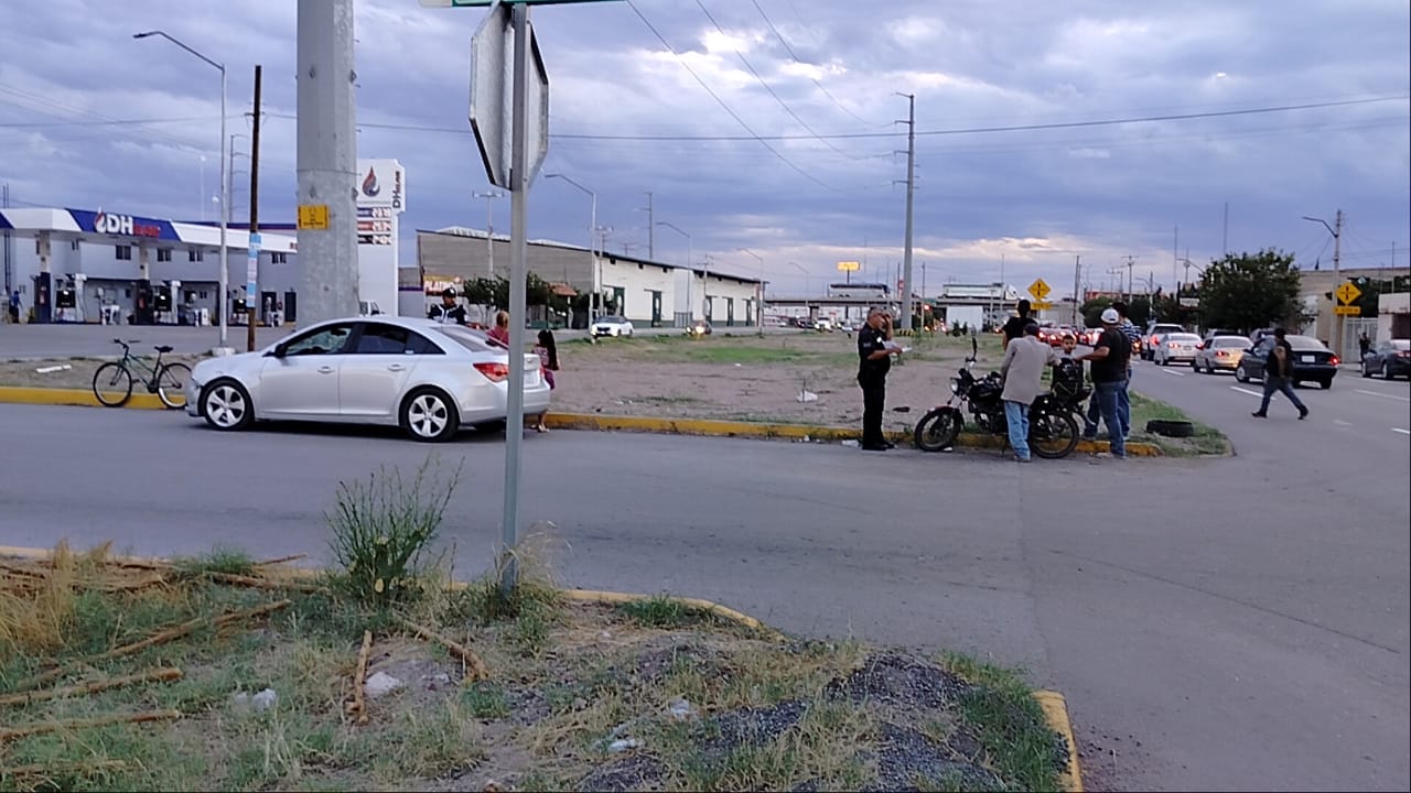 Accidente simultáneo involucra a motocicleta; adulto mayor resultó con lesiones leves