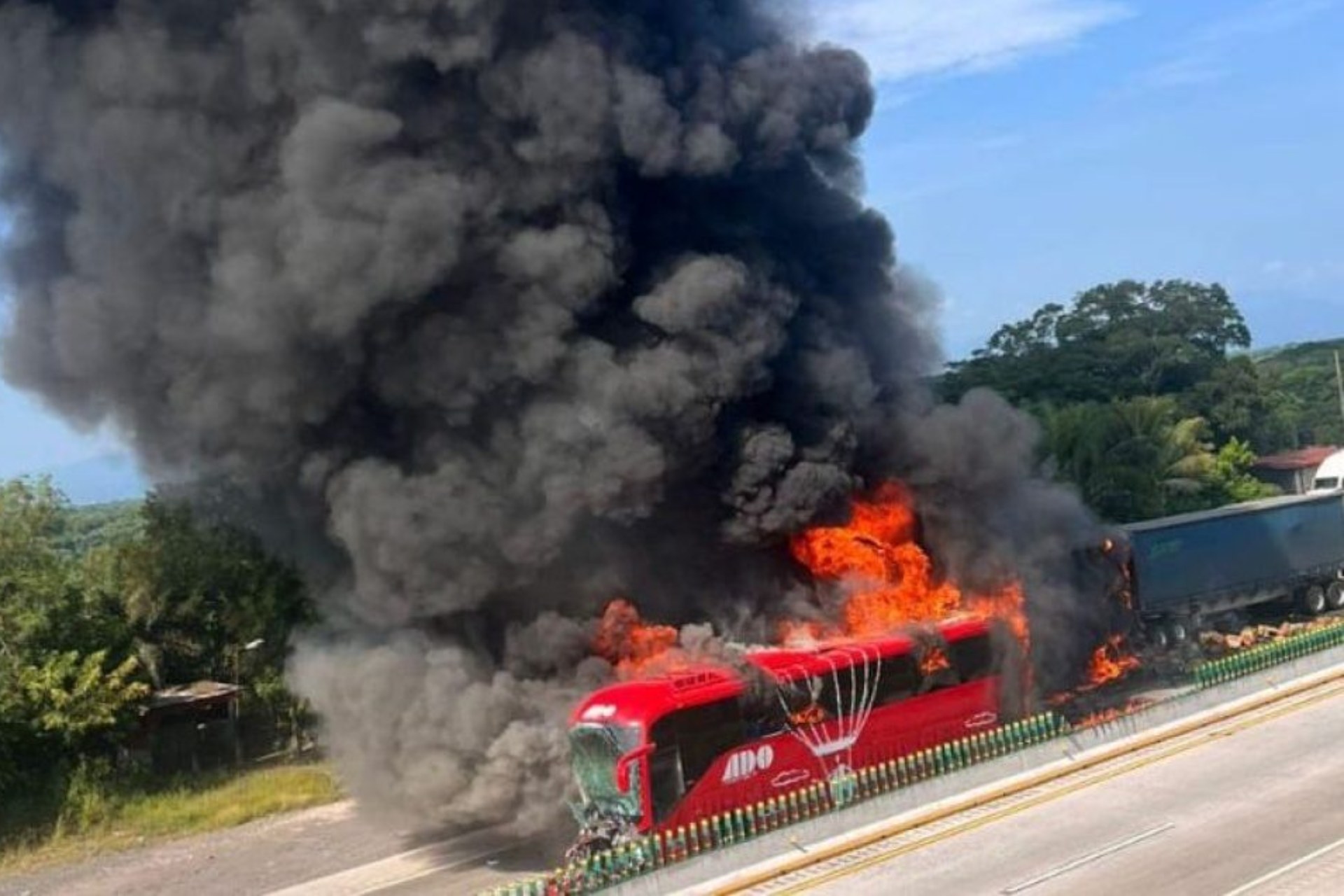 Choque entre autobús y tráiler deja 14 heridos en Veracruz