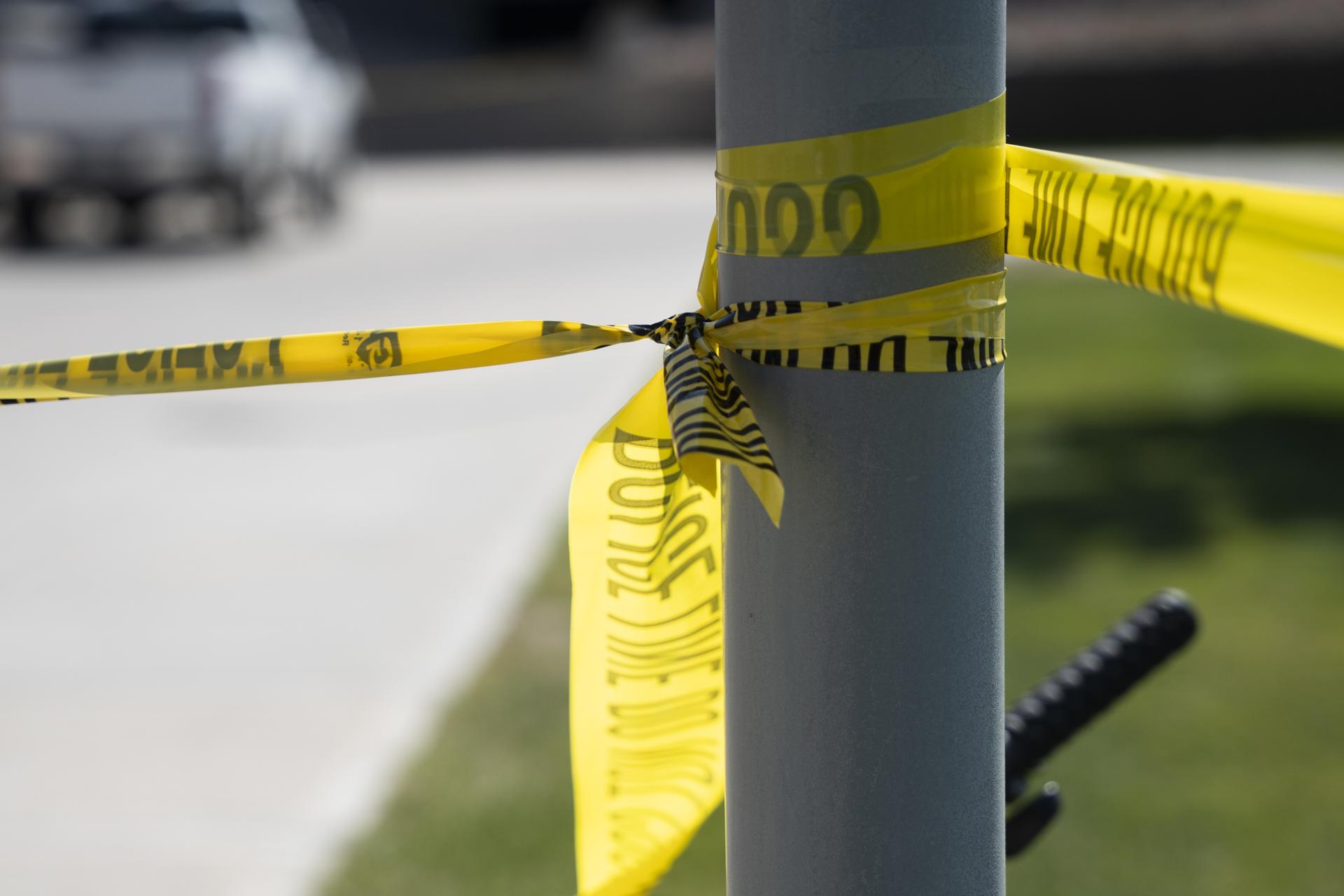 El FBI muestra video del sospechoso de disparar a Charlie Kirk y continúa la búsqueda