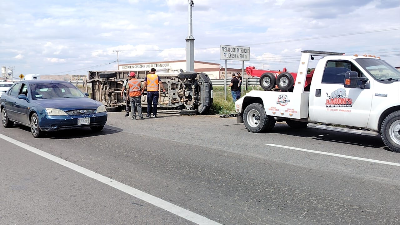 Volcadura de camioneta en la carretera federal generó derrame de gasolina y movilización