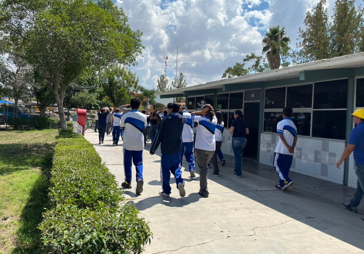 Realizan simulacro de sismo en el CBTa 147 de Meoqui en el marco del Día Nacional de Protección Civil