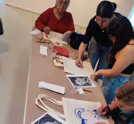 Estudiante de la UACH impulsa talleres artísticos en apoyo a las mujeres