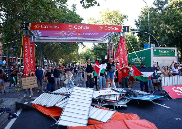 Toman la Vuelta a España manifestantes propalestinos
