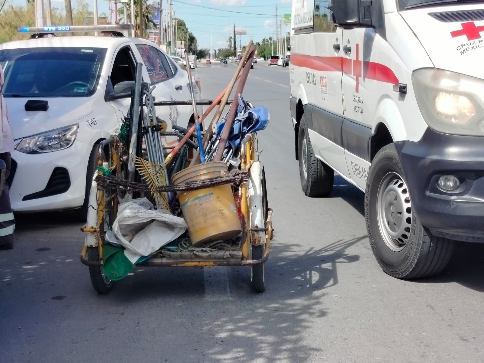 Adulto mayor se desvanece mientras empujaba un triciclo en el sector sur