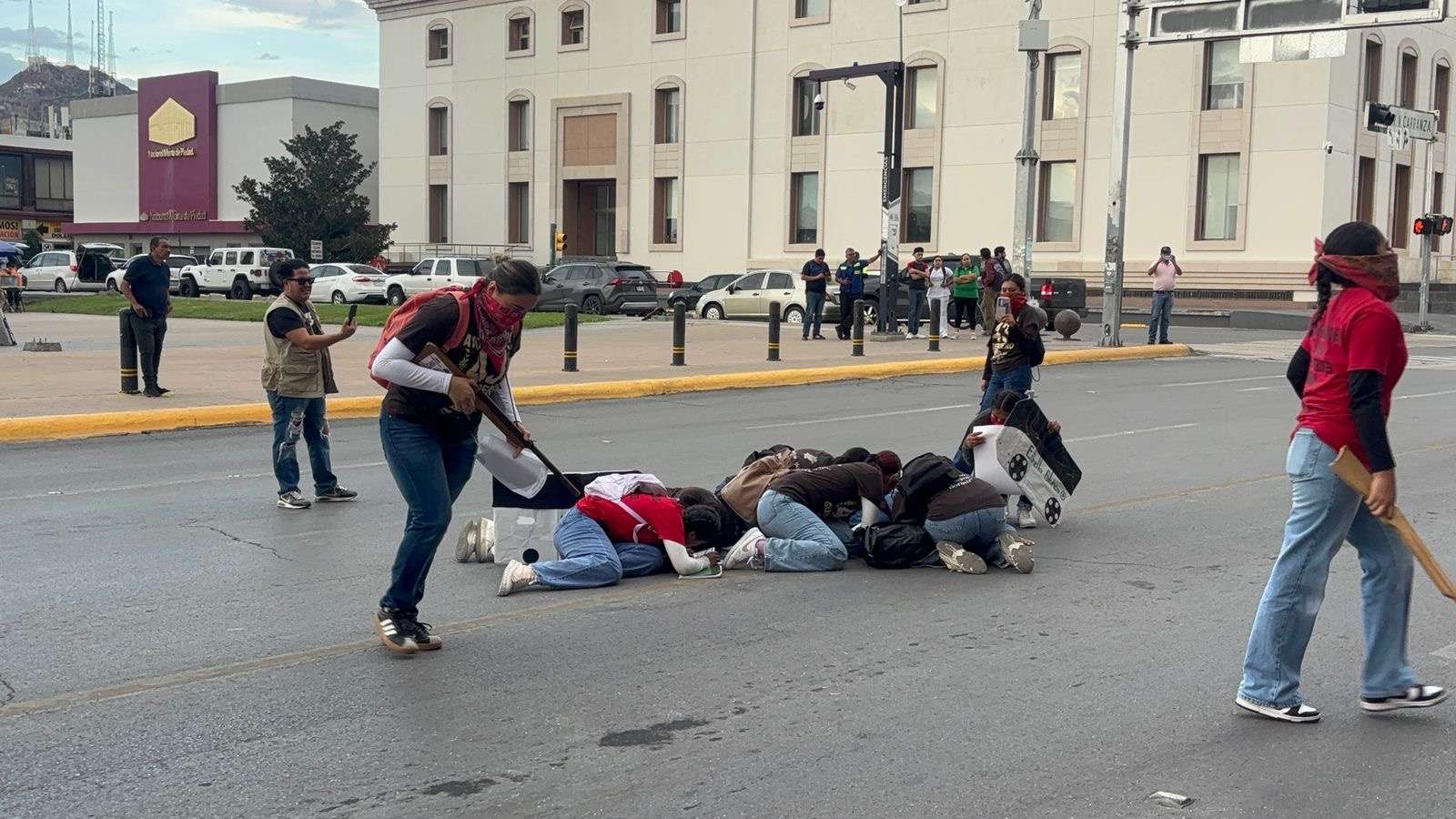 Realizan performance en memoria de los 43 normalistas a un costado de Palacio