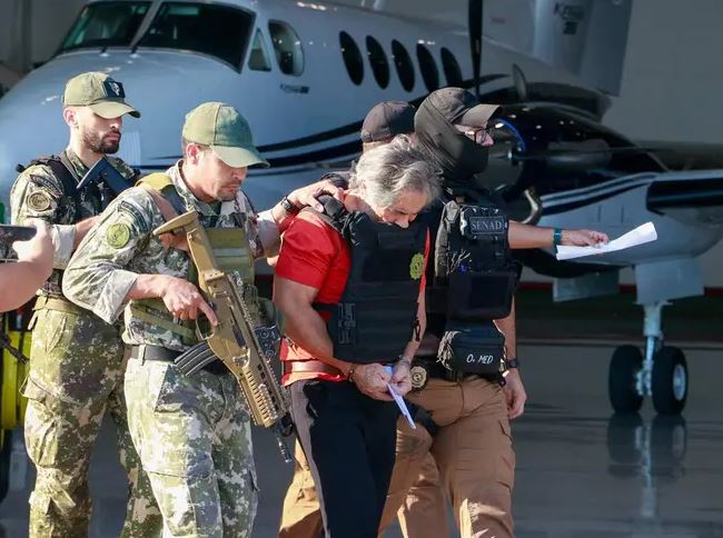 Esposado y con chaleco antibalas trasladan a Bermúdez Requena