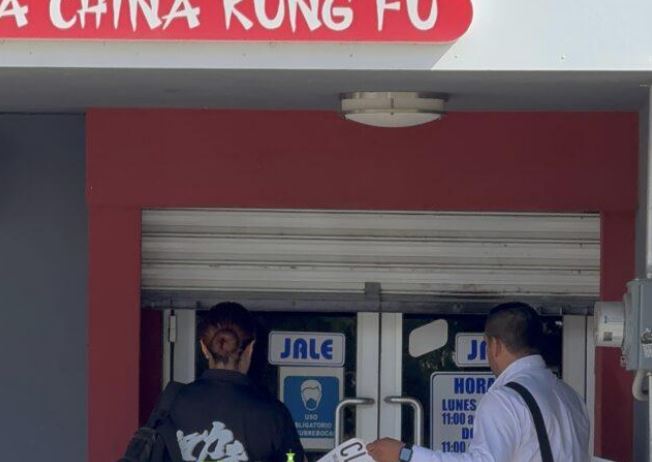 Clausuran negocio de comida china por verter desechos a la alcantarilla