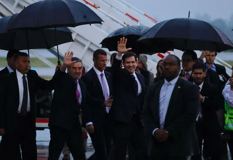 Marco Rubio llegó al AIFA en medio de una fuerte lluvia