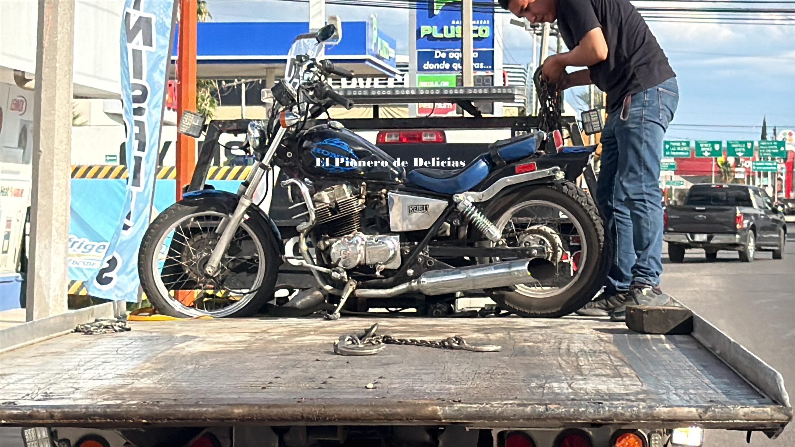 Motociclista resultó lesionado tras chocar contra auto en la Río Conchos