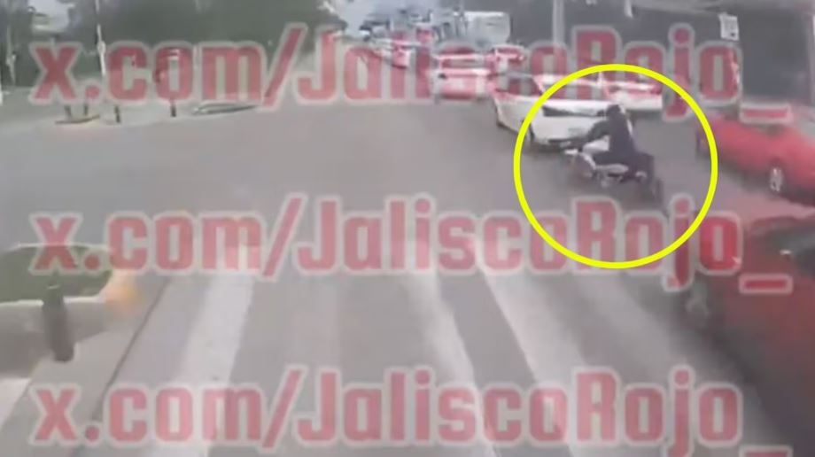 Motociclista de 15 años muere atropellado tras invadir carril exclusivo en calles de Jalisco