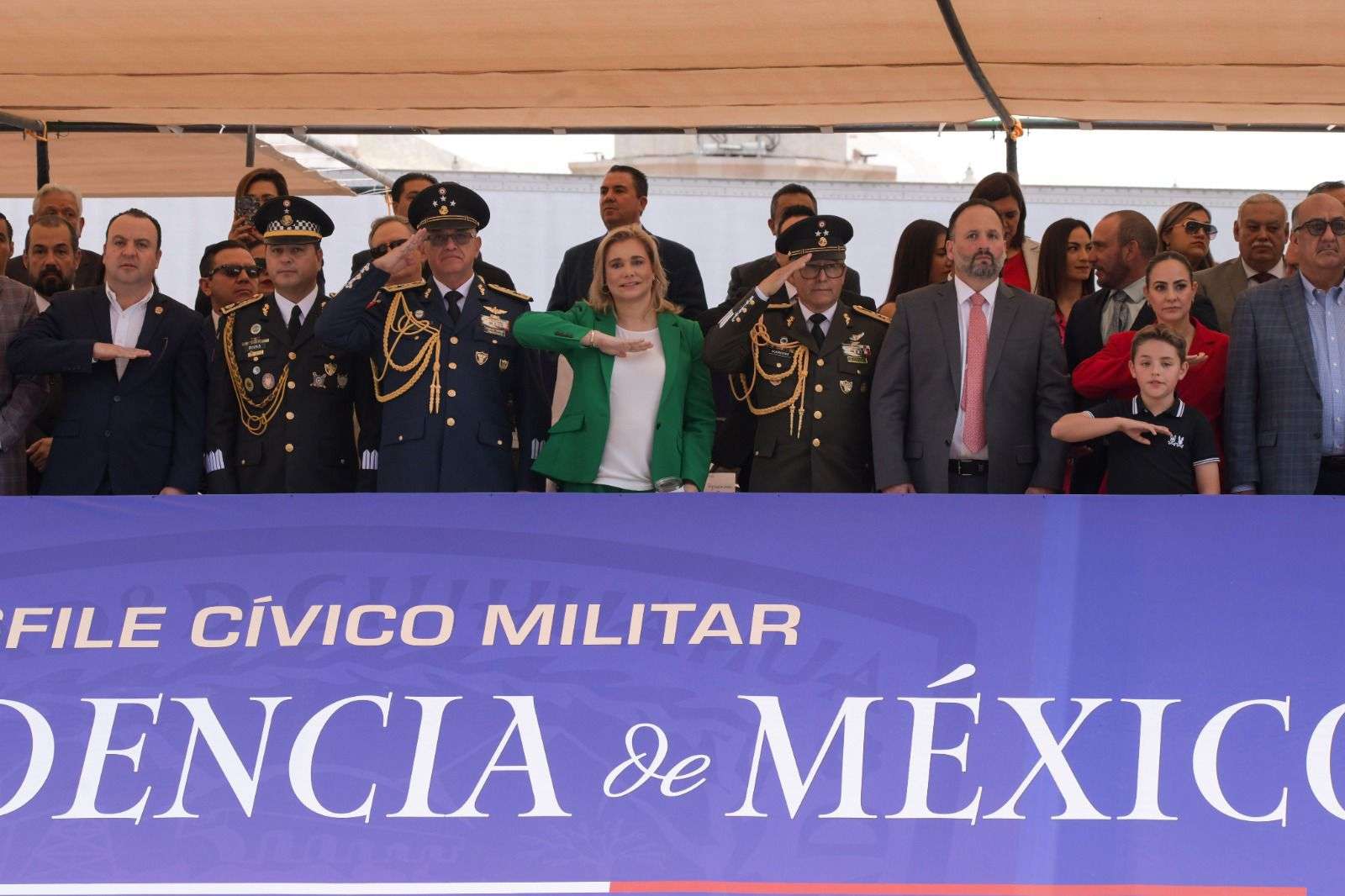 Encabeza Maru desfile Cívico-Militar por el 215 Aniversario de la Independencia