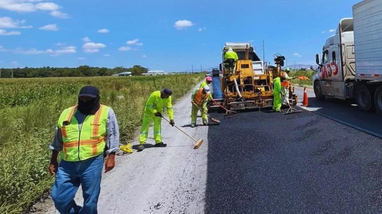 Reparan carretera a Delicias para dejarla «parejita»