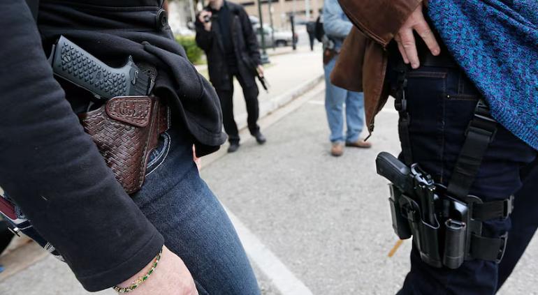 Estrena Florida porte abierto de armas ¡en público!