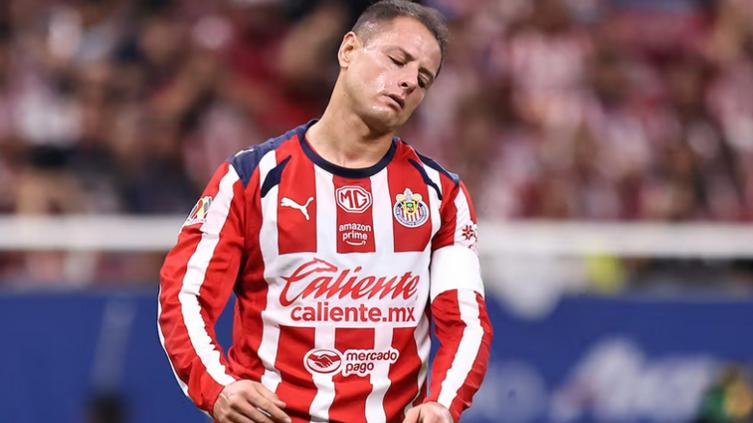 Aficionados de Chivas exigen salida de Chicharito