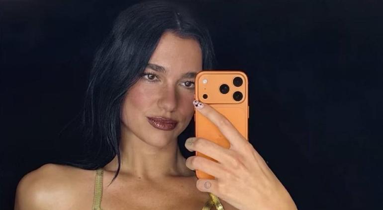 Presumió Dua Lipa ser de las primeras en tener el iPhone 17